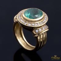 Sortija en oro amarillo con esmeralda.