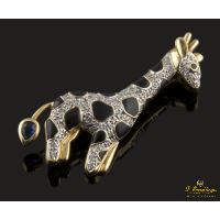Broche en forma de jirafa realizado en oro amarillo. Presenta esmeralda, zafiro y brillantes.