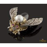 Broche en forma de abejorro realizado en oro amarillo y plata. Presenta perla, grate rojo, rubíes y diamantes.