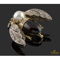 Broche en forma de abejorro realizado en oro amarillo y plata. Presenta perla, grate rojo, rubíes y diamantes.