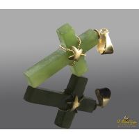 Colgante de jade en forma de cruz montada en oro amarillo.