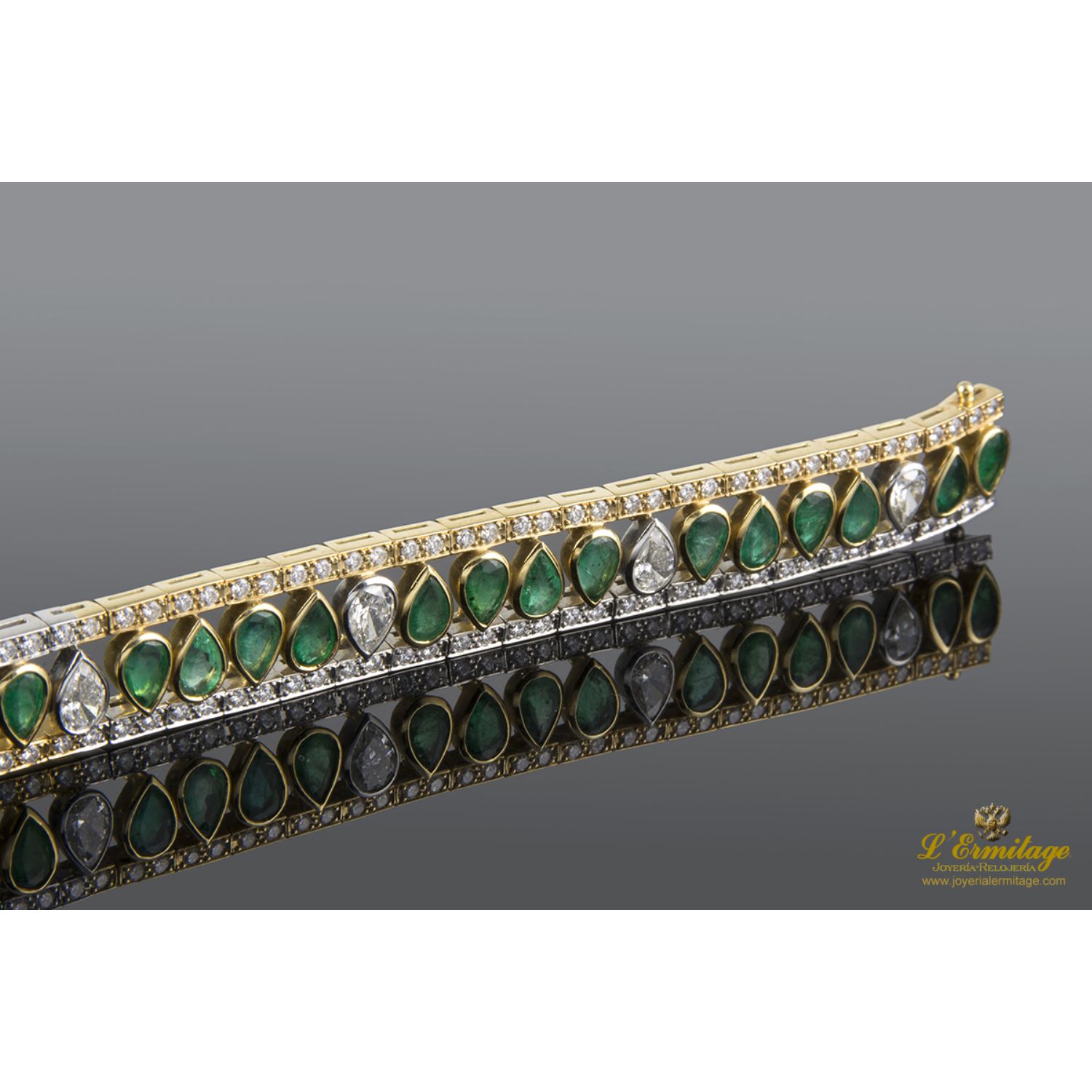 Pulsera art-deco esmeraldas talla pera y diamantes.