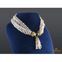 Collar de perlas de río con cierre en oro amarillo, rubíes y zafiros