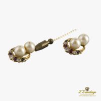 Broche-alfiler antiguo oro amarillo perlas rubíes zafiros y diamantes.
