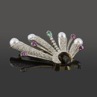 Broche-alfiler antiguo oro blanco perlas rubíes diamantes y esmeralda