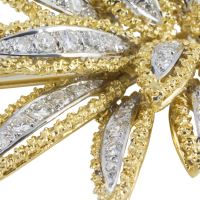 Broche-alfiler en forma de hoja oro amarillo oro blanco y diamantes