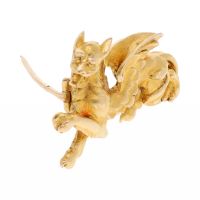 Broche en oro amarillo con forma de grifo animal mitológico.