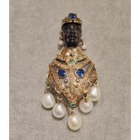 Broche moretto en oro de 9k con zafiros, esmeraldas, perlas y diamantes.