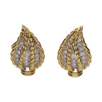 Pendientes en forma de hoja en oro amarillo y brillantes.