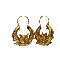 Pendientes florares en oro amarillo.