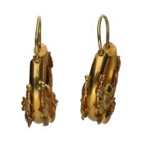 Pendientes florares en oro amarillo.