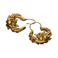 Pendientes florares en oro amarillo.