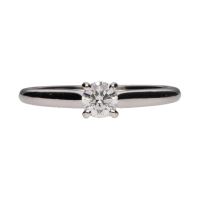 Solitario de cartier en platino con un brillante. Talla 49.