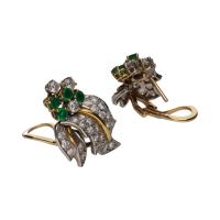 Pendientes en oro amarillo y oro blanco con esmeraldas y brillantes.