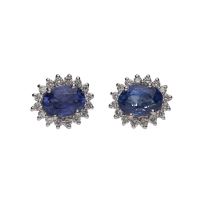 Pendientes en oro blanco con zafiro y orla de brillantes.