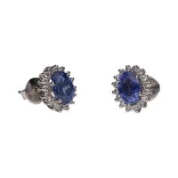 Pendientes en oro blanco con zafiro y orla de brillantes.