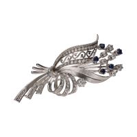 Broche en oro blanco con brillantes y zafiros.