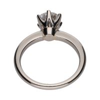 Sortija solitario en oro blanco con un brillante. Talla 12.