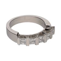 Sortija cinquillo en oro blanco con brillantes princesa. Talla 8.