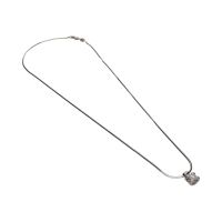 Collar solitario en oro blanco con brillante.