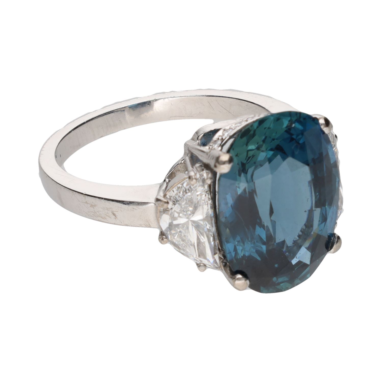 Sortija en oro blanco con zafiro y brillantes. Talla 14.