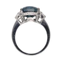 Sortija en oro blanco con zafiro y brillantes. Talla 14.