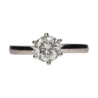 Sortija solitario en oro blanco con un brillante.   Talla 13.