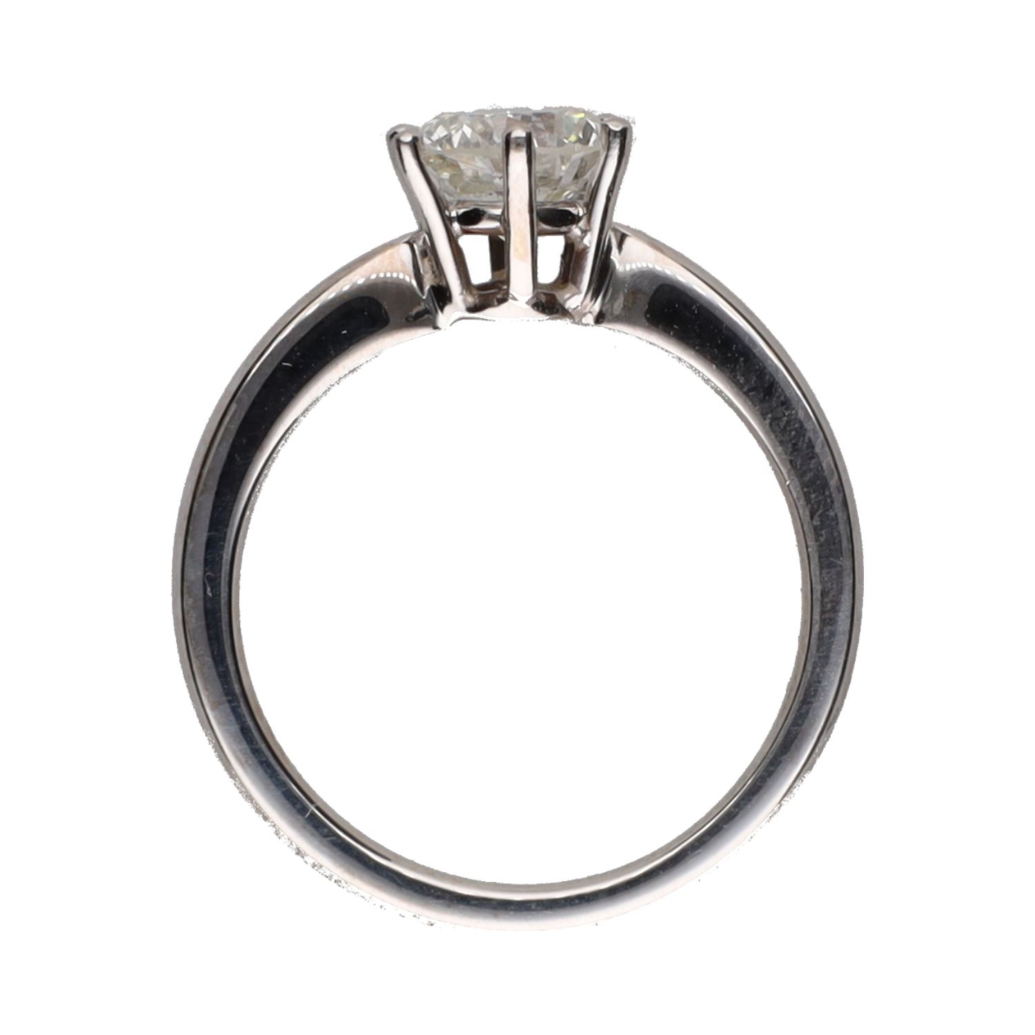 Sortija solitario en oro blanco con un brillante.   Talla 13.