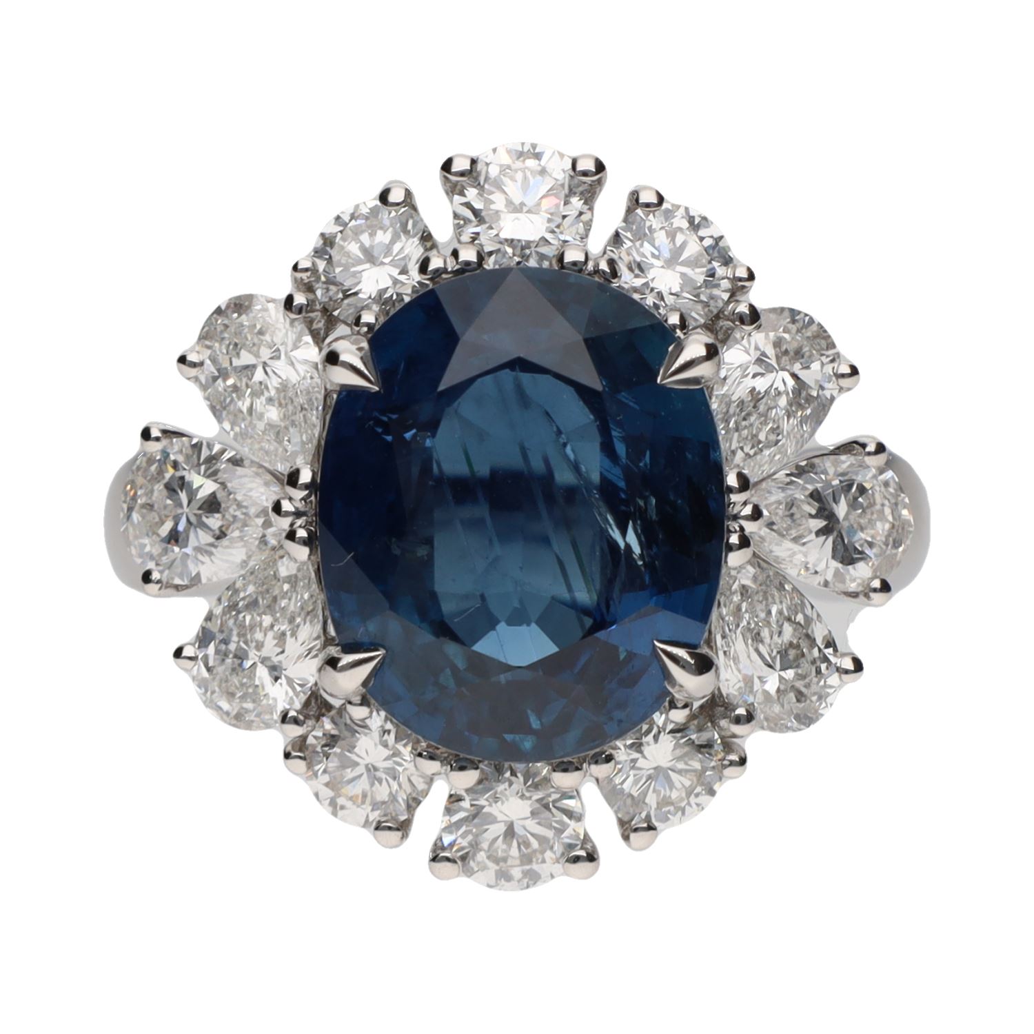 Sortija en oro blanco con zafiro y orla de brillantes. Talla 13.