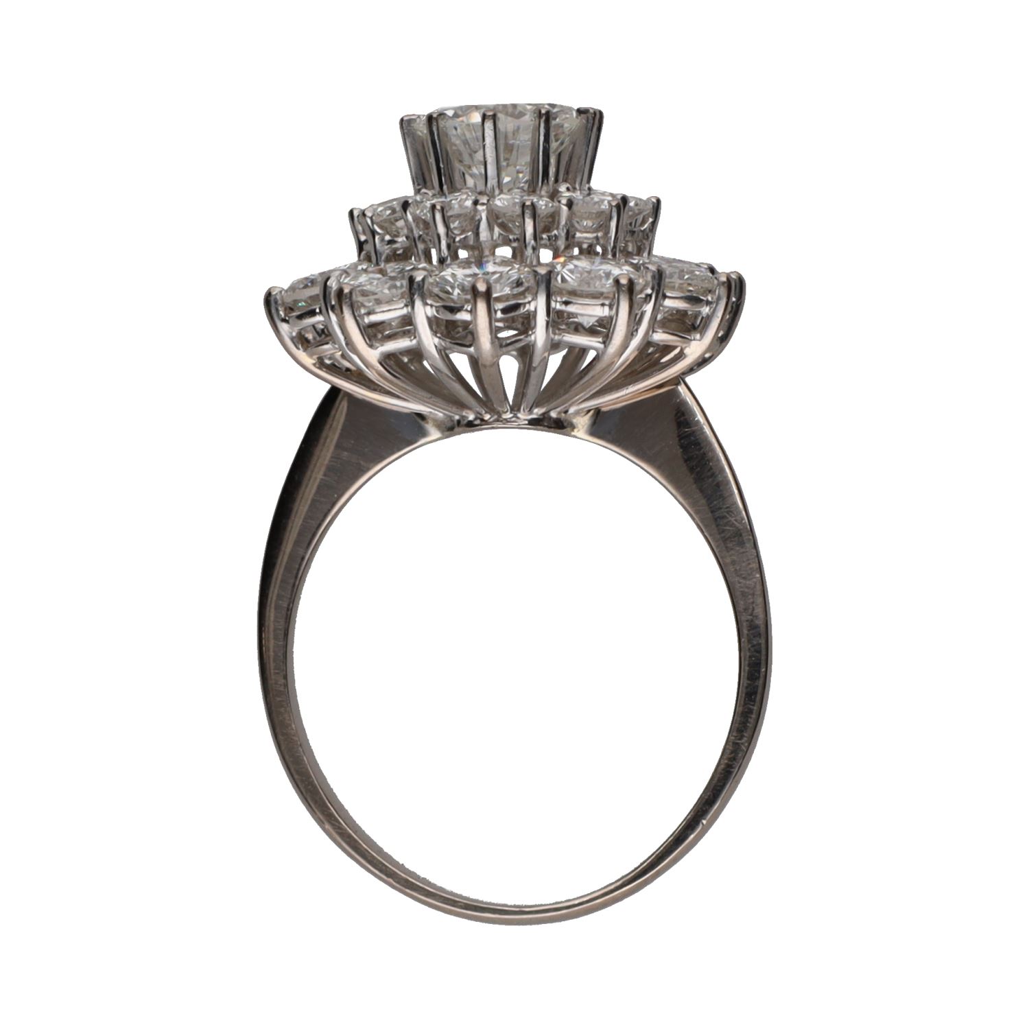 Sortija tipo piña en oro blanco con brillantes. Talla 17.