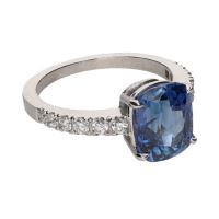 Sortija en oro blanco con zafiro y brillantes. Talla 13.