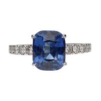 Sortija en oro blanco con zafiro y brillantes. Talla 13.