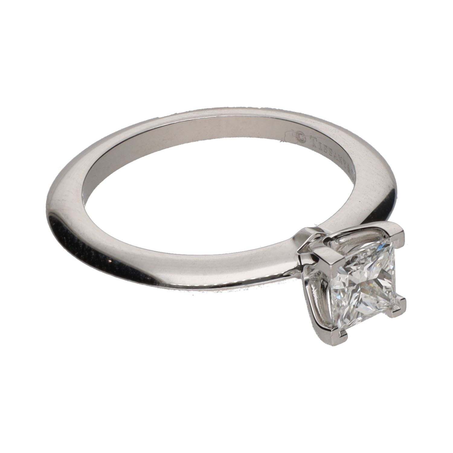 Sortija solitario tiffany & co. En platino con un brillante 0,62ct. Talla 12.