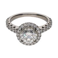 Sortija solitario de cartier en platino con brillantes. Talla 48.