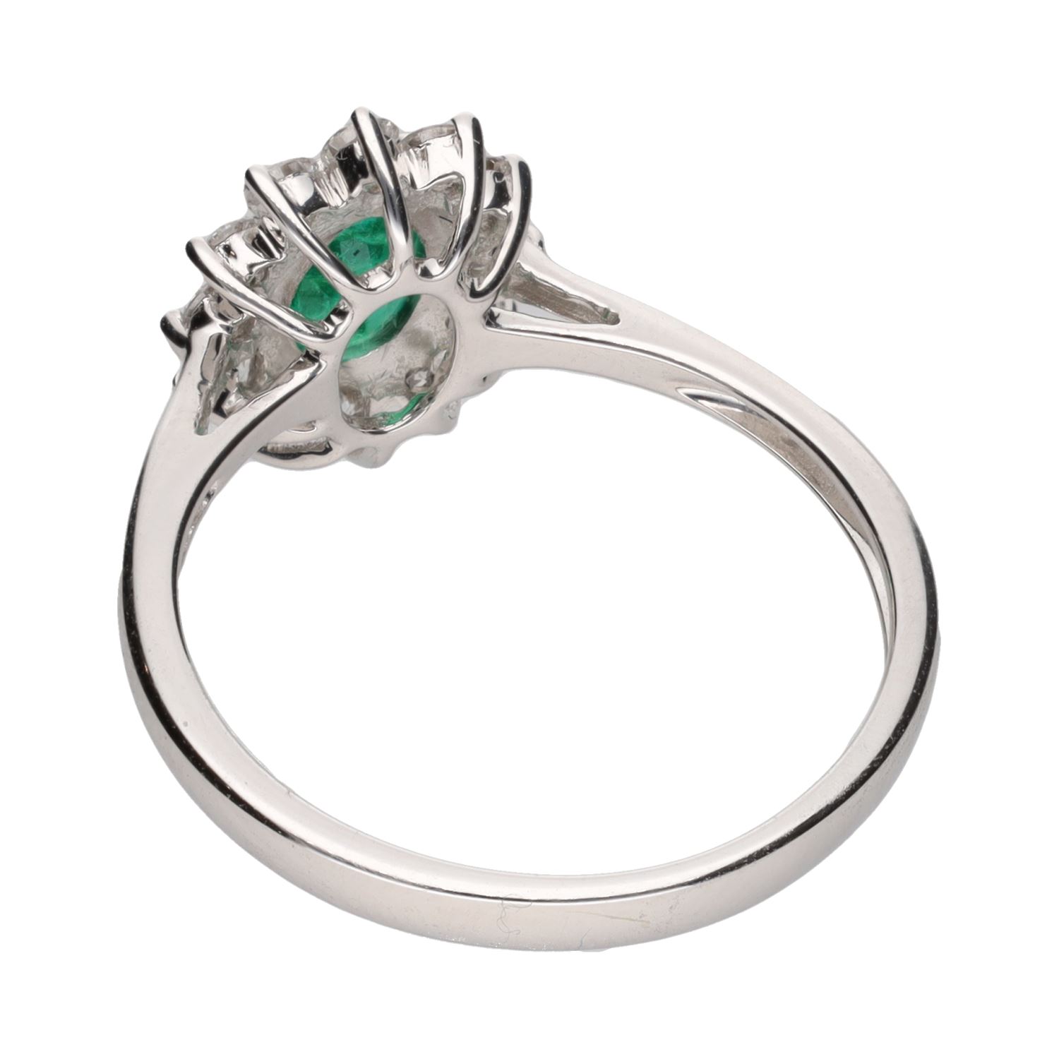 Sortija en oro blanco con esmeralda y brillantes. Talla 15.