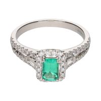 Sortija en oro blanco con esmeralda y brillantes. Talla 14.