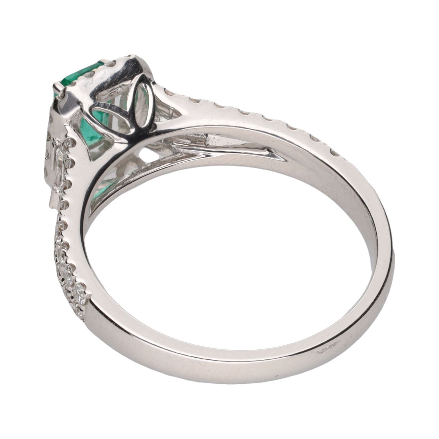 Sortija en oro blanco con esmeralda y brillantes. Talla 14.