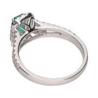 Sortija en oro blanco con esmeralda y brillantes. Talla 14.