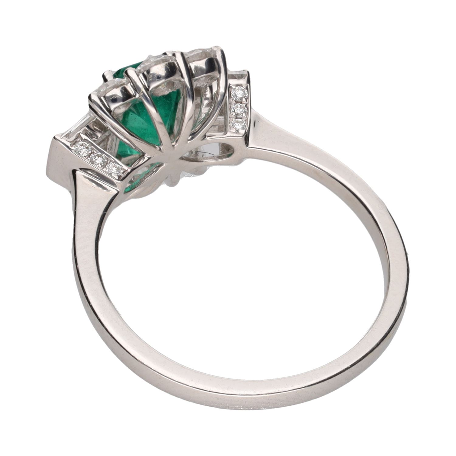 Sortija en oro blanco con esmeralda y brillantes. Talla 14.