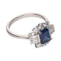 Sortija en oro blanco con zafiro y brillantes. Talla 14.