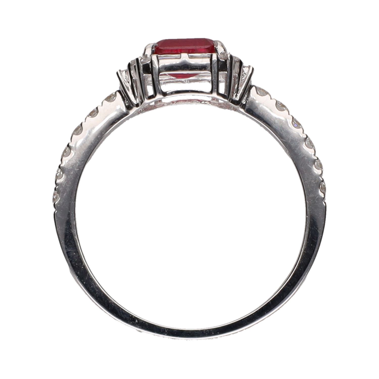 Sortija en oro blanco con rubí y brillantes. Talla 15.