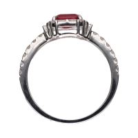 Sortija en oro blanco con rubí y brillantes. Talla 15.