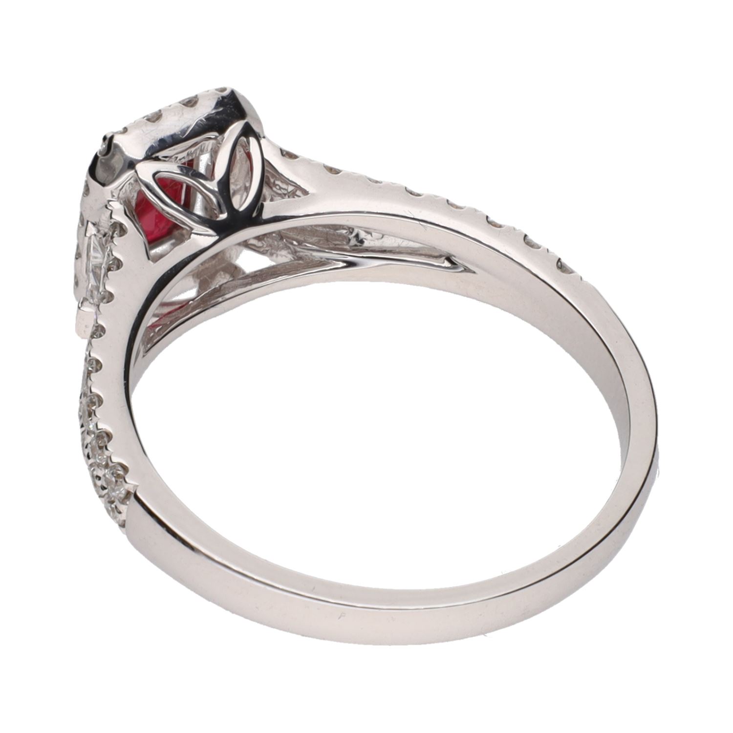 Sortija en oro blanco con rubí y brillantes. Talla 15.