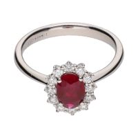 Sortija en oro blanco con rubí y brillantes. Talla 14.