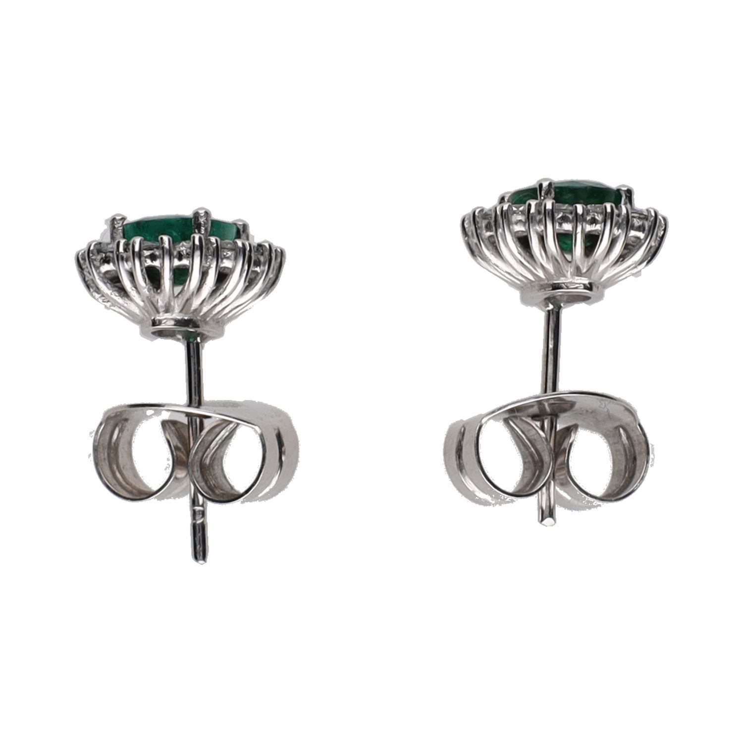 Pendientes en oro blanco con esmeraldas y brillantes.