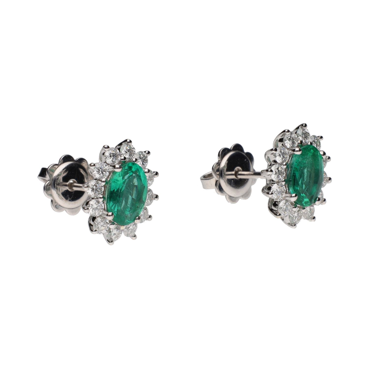 Pendientes en oro blanco con esmeraldas y brillantes.