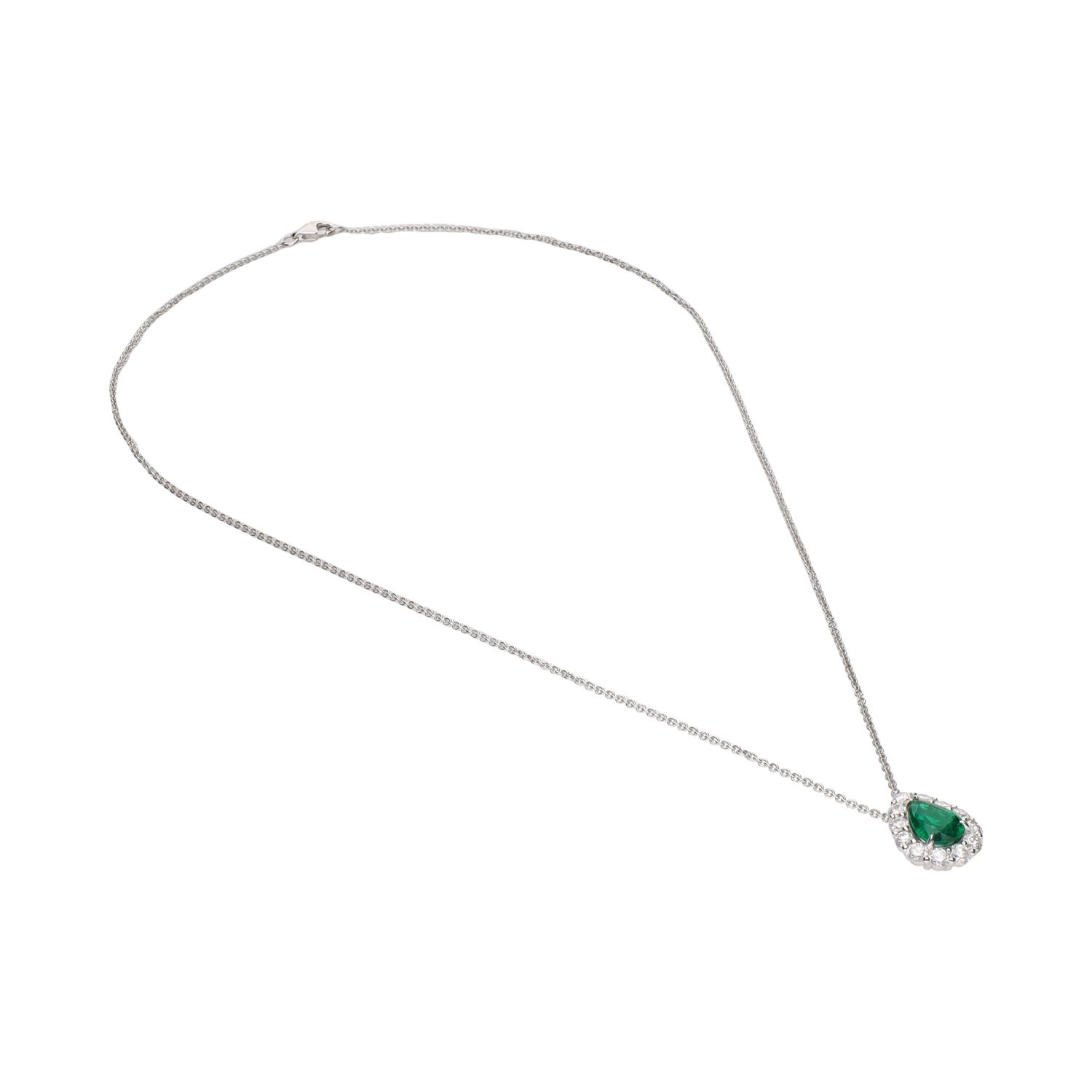 Collar en oro blanco con esmeralda y brillantes.