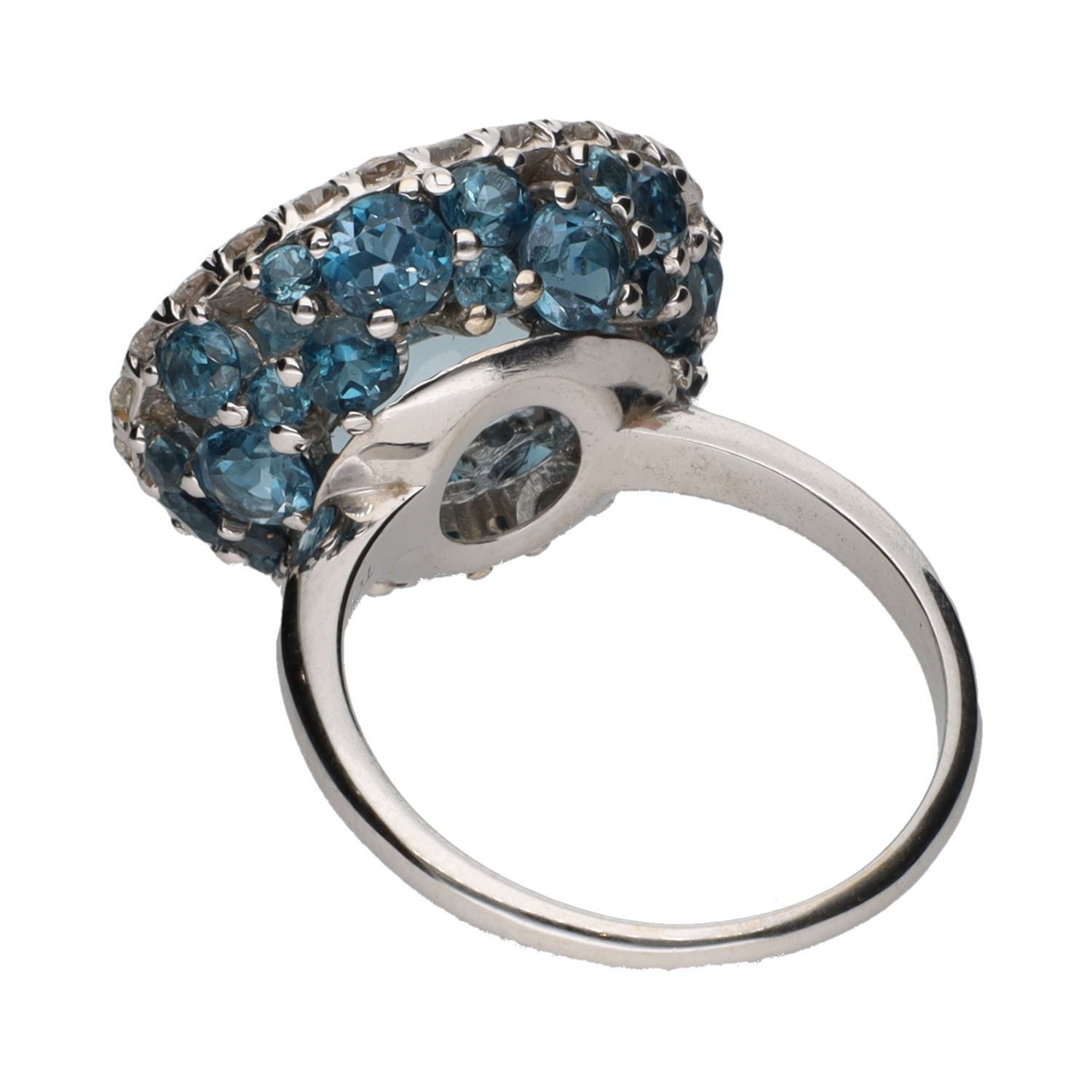 Sortija en oro blanco con topacios y brillantes. Talla 17.