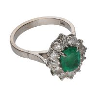 Sortija en oro blanco con esmeralda y diamantes. Talla 13.