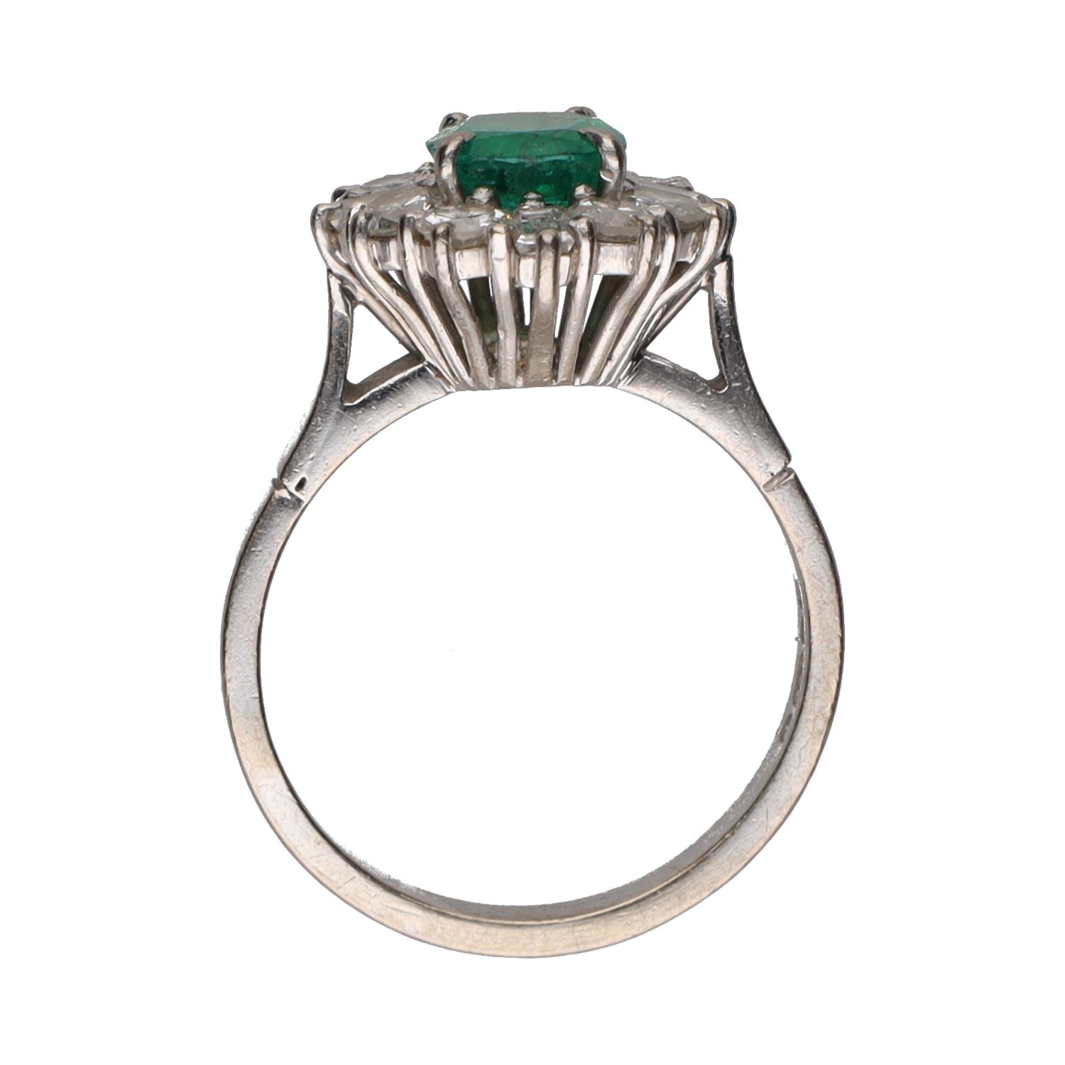 Sortija en oro blanco con esmeralda y diamantes. Talla 13.